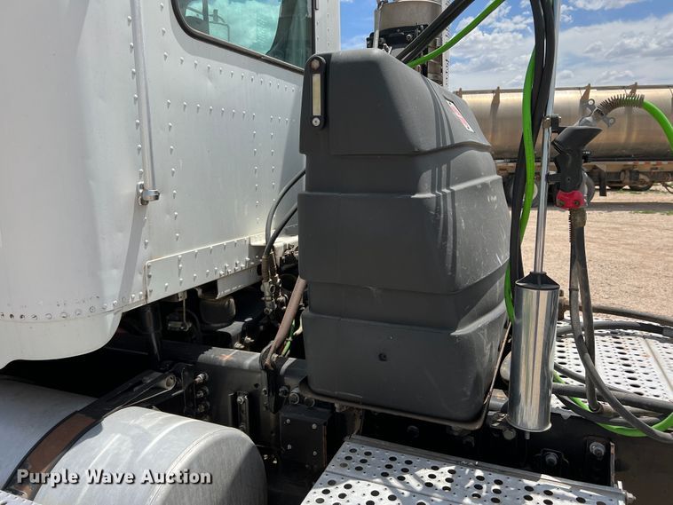 image for item DS8319 2008 Freightliner FLD  semi truck