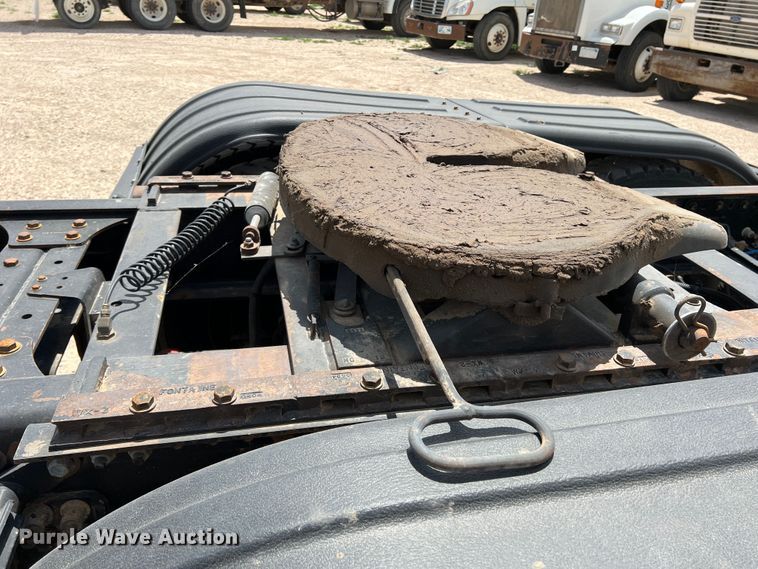 image for item DS8319 2008 Freightliner FLD  semi truck