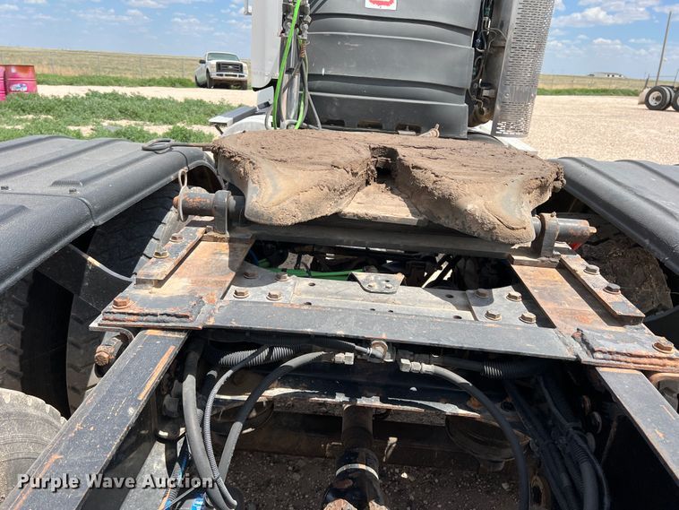 image for item DS8319 2008 Freightliner FLD  semi truck