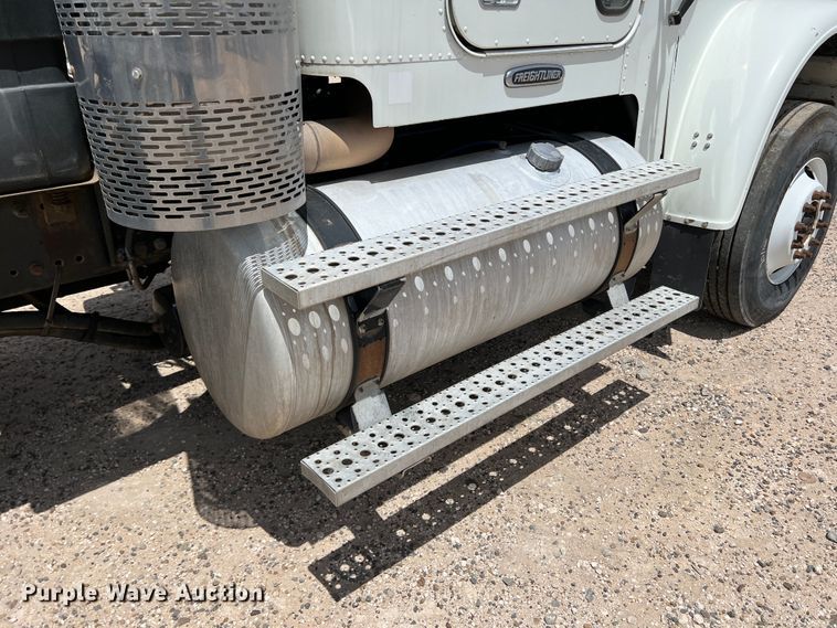 image for item DS8319 2008 Freightliner FLD  semi truck