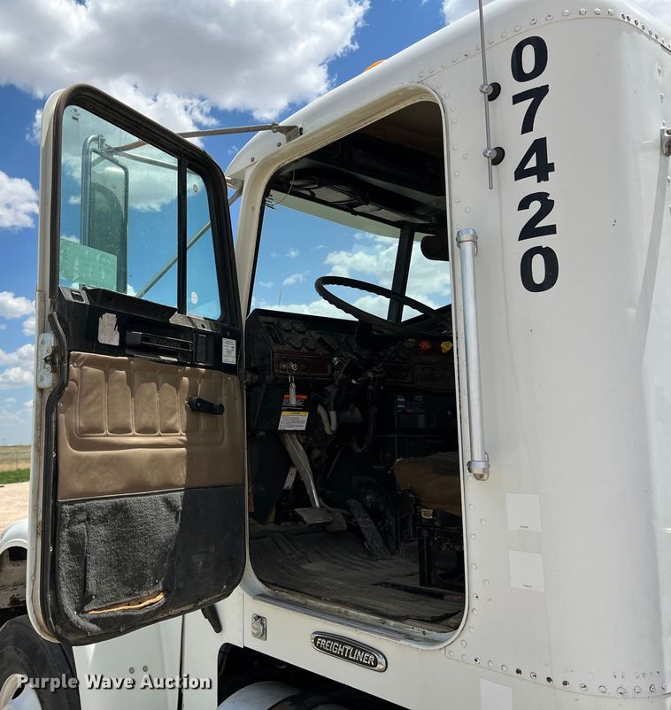 image for item DS8319 2008 Freightliner FLD  semi truck