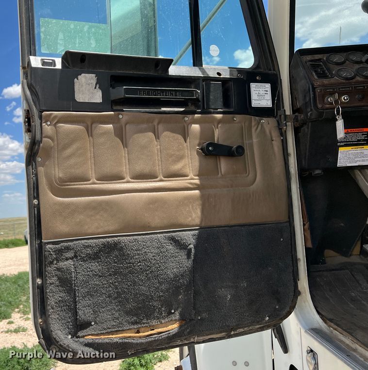 image for item DS8319 2008 Freightliner FLD  semi truck