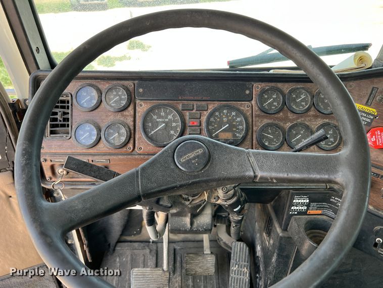 image for item DS8319 2008 Freightliner FLD  semi truck