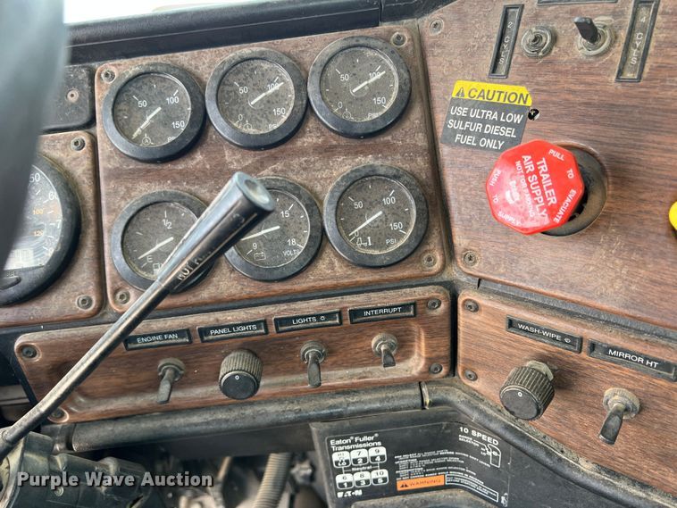 image for item DS8319 2008 Freightliner FLD  semi truck