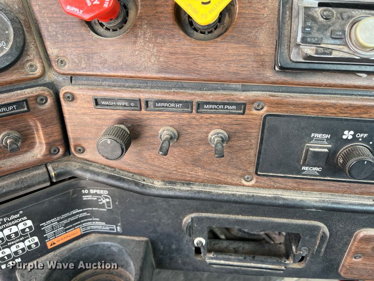 image for item DS8319 2008 Freightliner FLD  semi truck