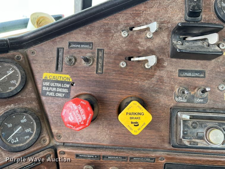 image for item DS8319 2008 Freightliner FLD  semi truck