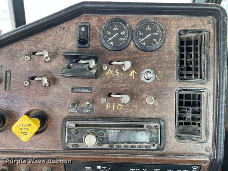 image for item DS8319 2008 Freightliner FLD  semi truck