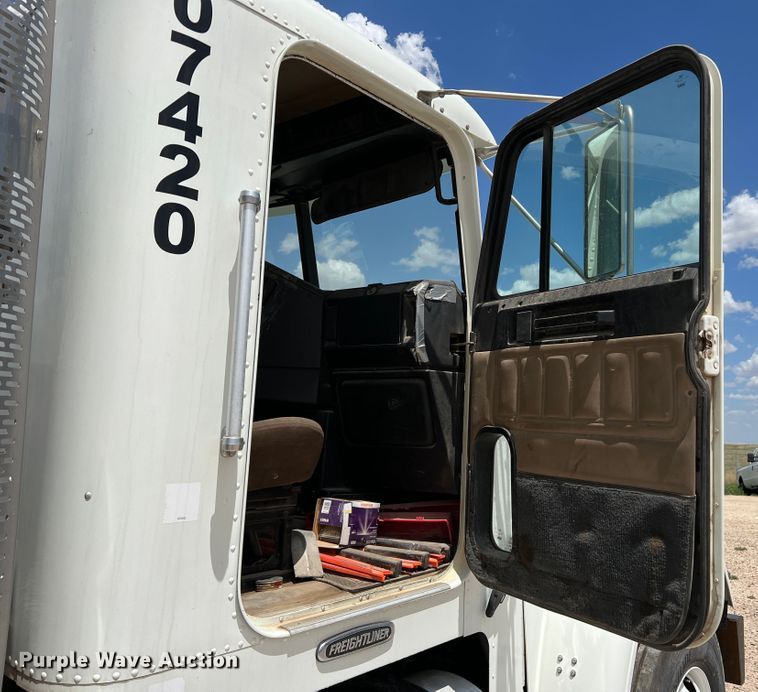 image for item DS8319 2008 Freightliner FLD  semi truck