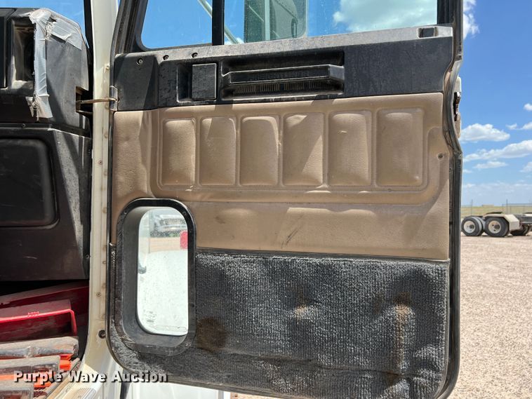 image for item DS8319 2008 Freightliner FLD  semi truck