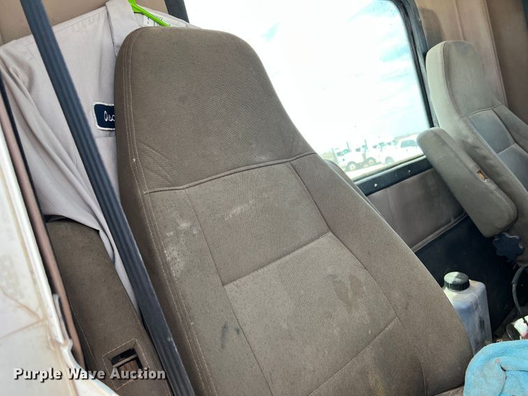 image for item DS8319 2008 Freightliner FLD  semi truck