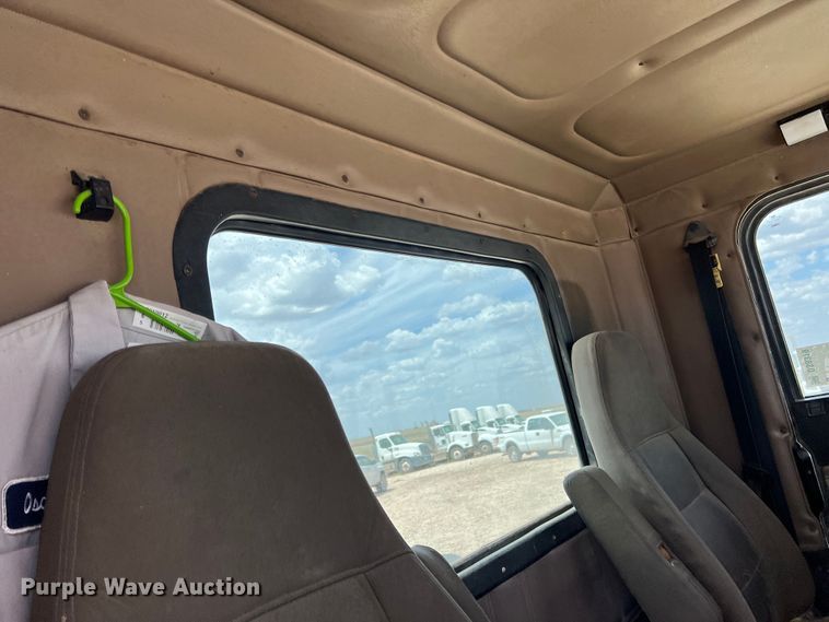 image for item DS8319 2008 Freightliner FLD  semi truck