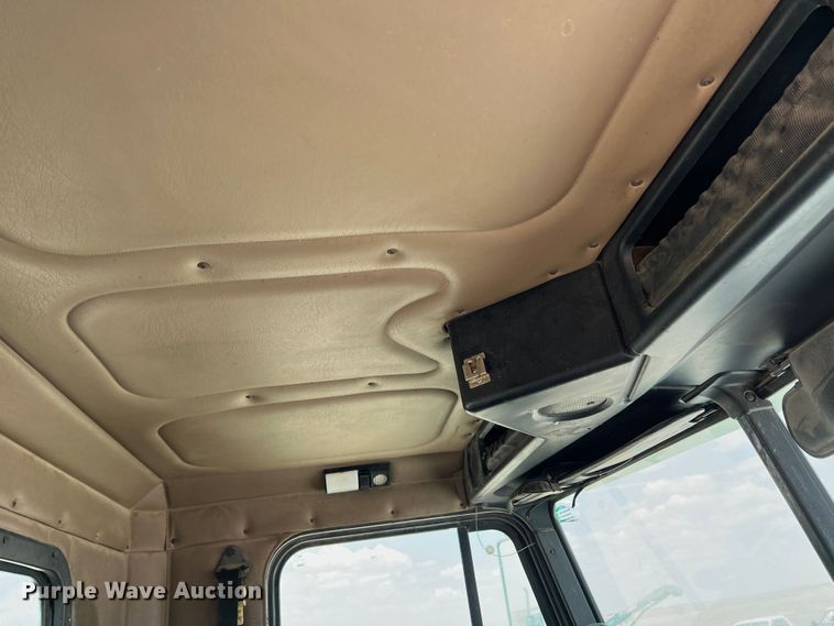 image for item DS8319 2008 Freightliner FLD  semi truck