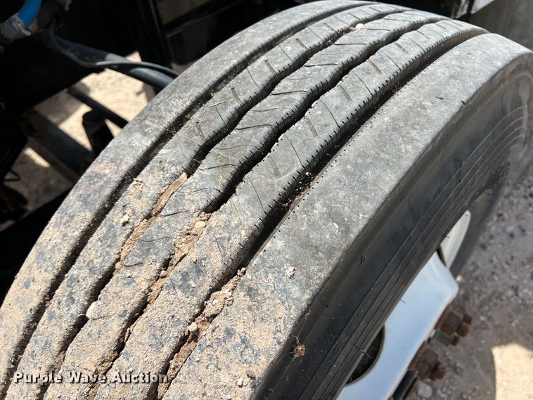 image for item DS8319 2008 Freightliner FLD  semi truck