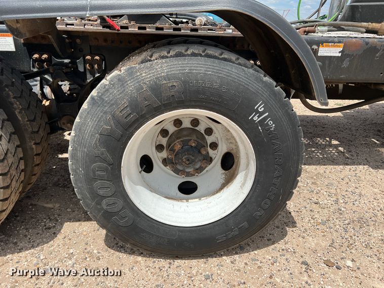 image for item DS8319 2008 Freightliner FLD  semi truck