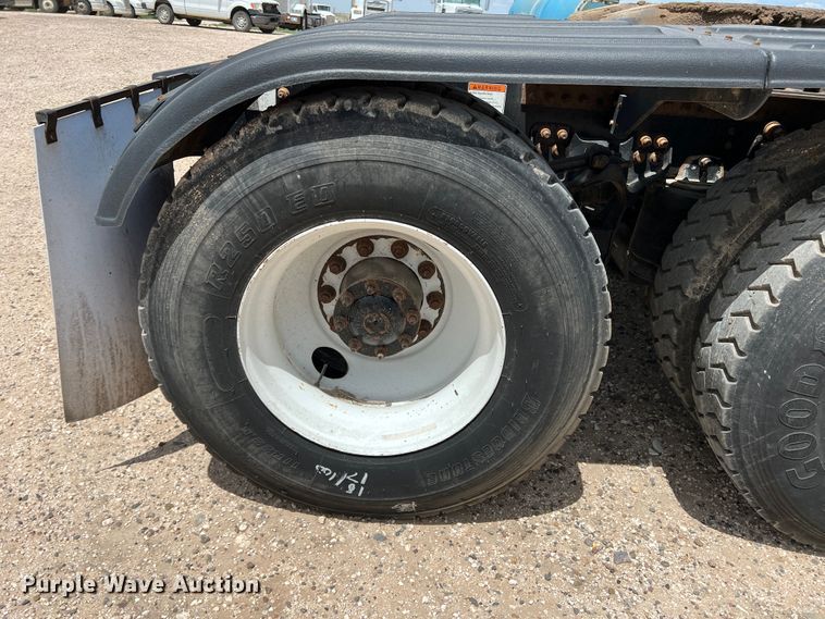 image for item DS8319 2008 Freightliner FLD  semi truck