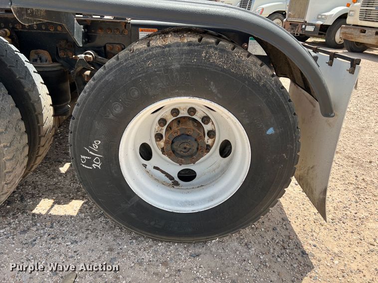 image for item DS8319 2008 Freightliner FLD  semi truck