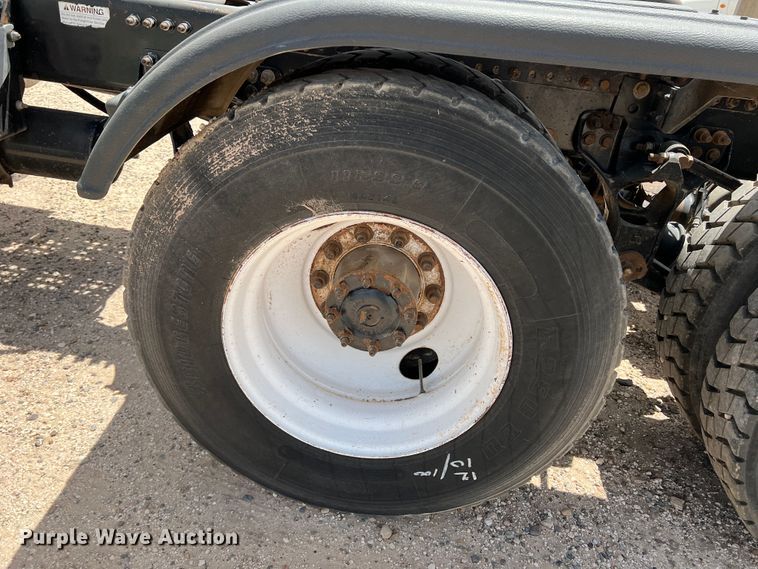 image for item DS8319 2008 Freightliner FLD  semi truck