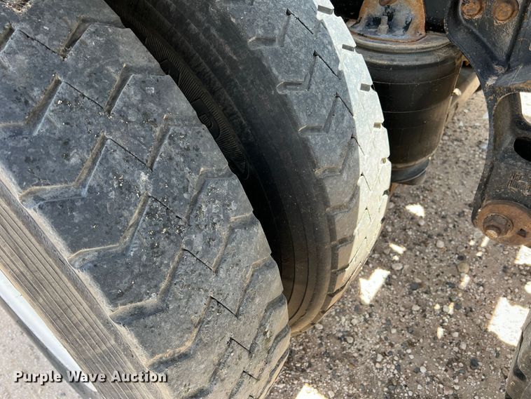 image for item DS8319 2008 Freightliner FLD  semi truck