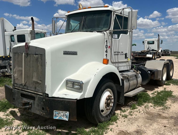 image for item DS8320 2011 Kenworth T800  semi truck