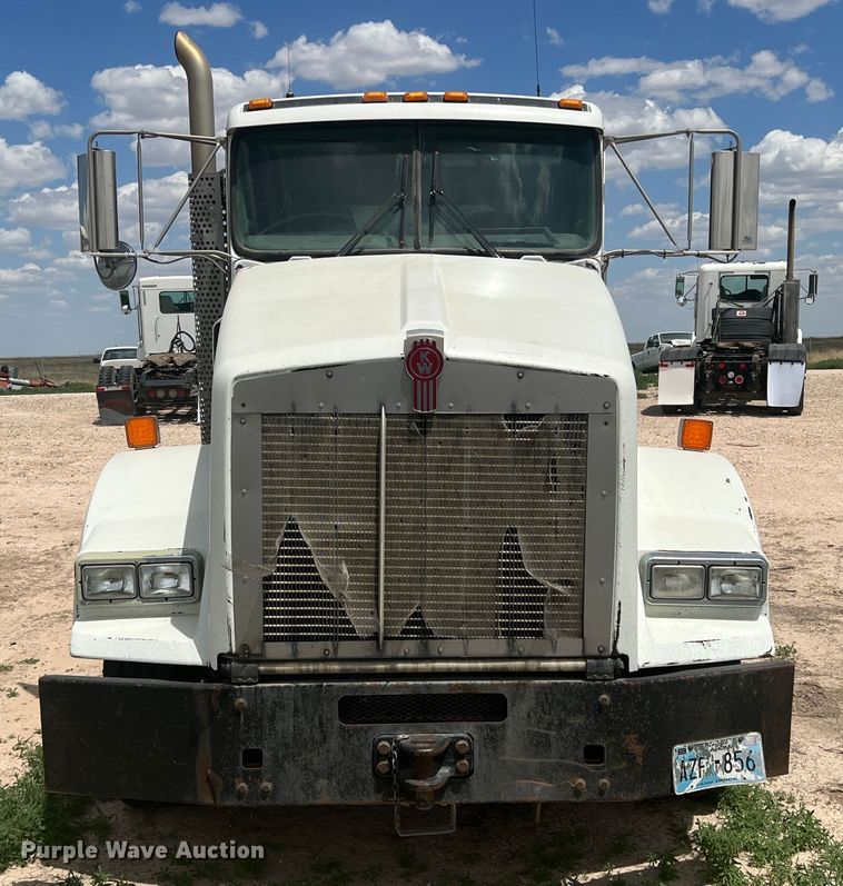 image for item DS8320 2011 Kenworth T800  semi truck