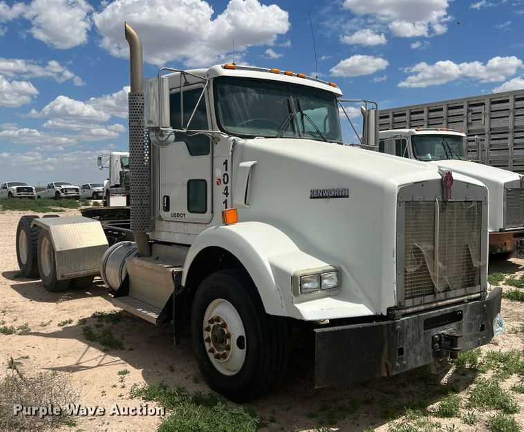 image for item DS8320 2011 Kenworth T800  semi truck