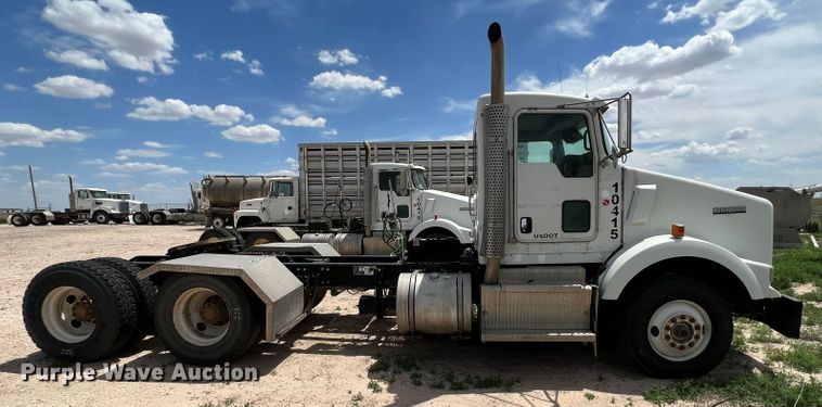image for item DS8320 2011 Kenworth T800  semi truck