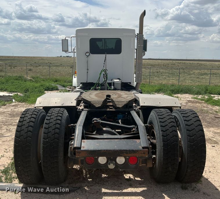 image for item DS8320 2011 Kenworth T800  semi truck