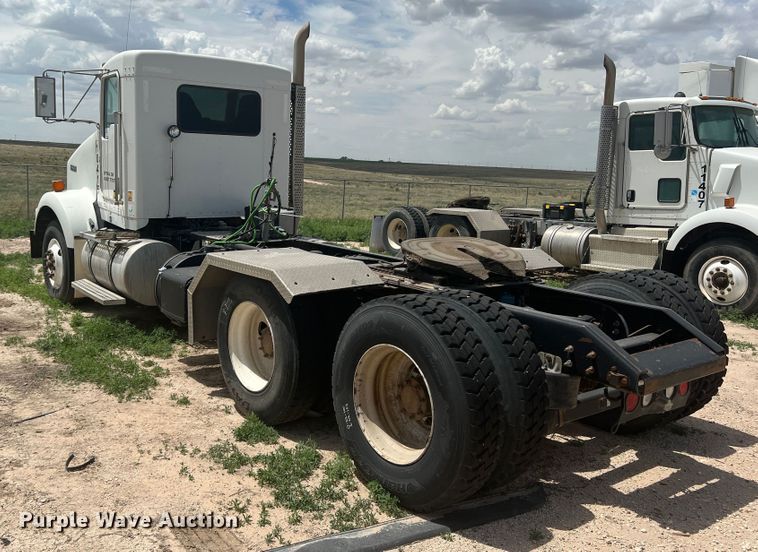 image for item DS8320 2011 Kenworth T800  semi truck