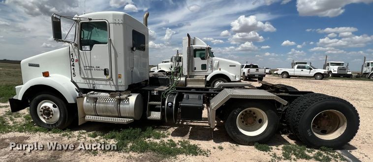 image for item DS8320 2011 Kenworth T800  semi truck