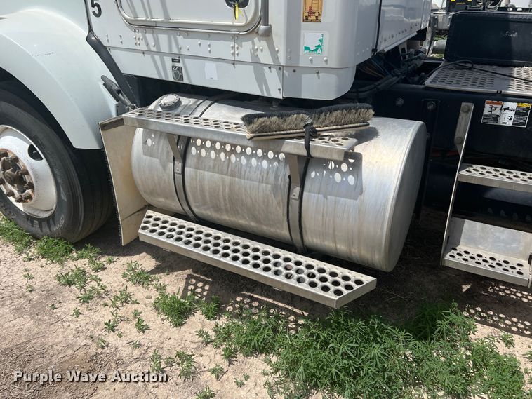 image for item DS8320 2011 Kenworth T800  semi truck