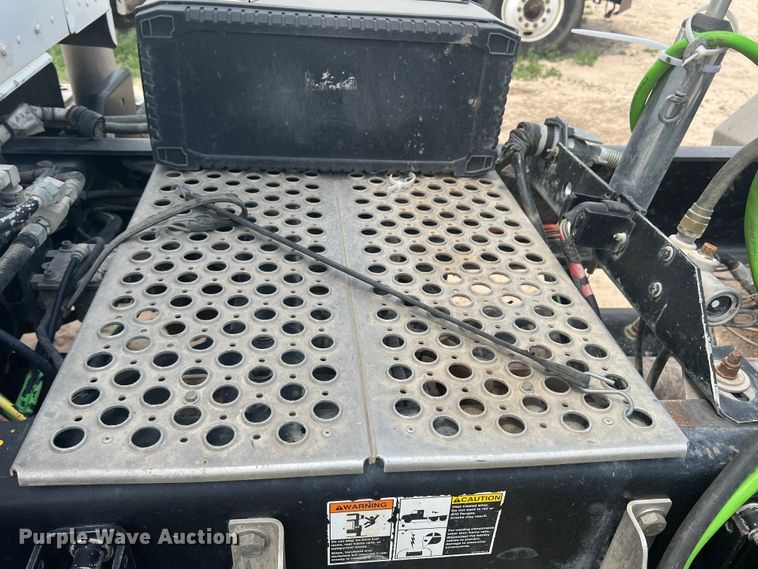 image for item DS8320 2011 Kenworth T800  semi truck