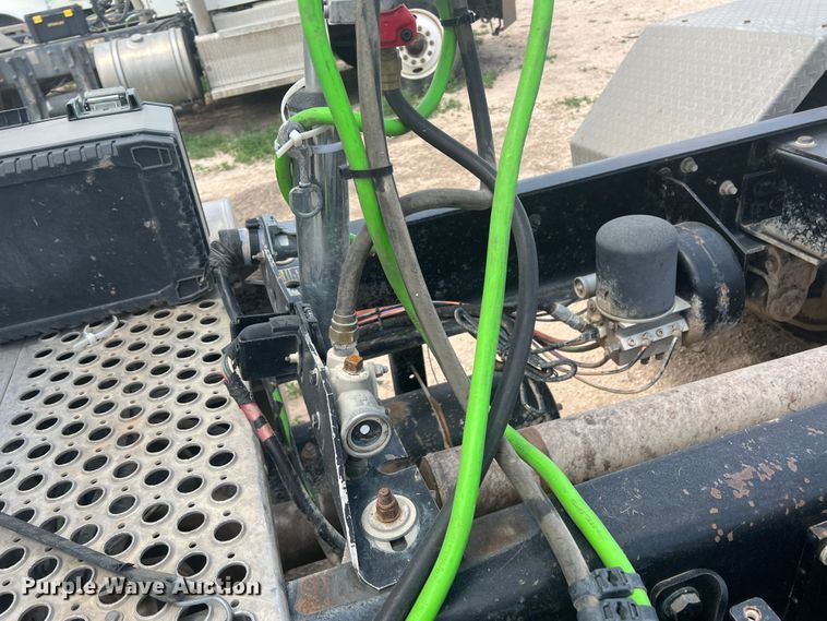 image for item DS8320 2011 Kenworth T800  semi truck