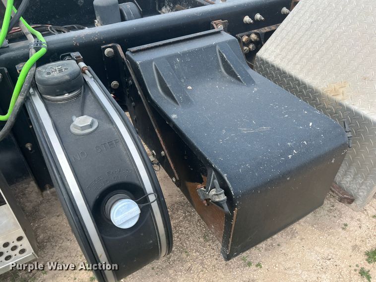 image for item DS8320 2011 Kenworth T800  semi truck