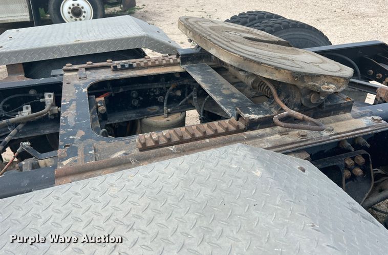 image for item DS8320 2011 Kenworth T800  semi truck