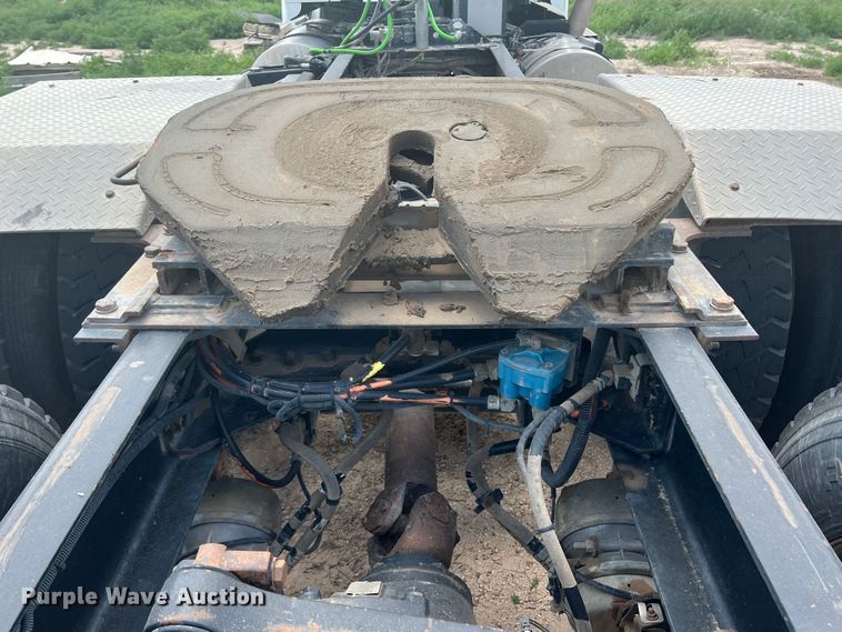 image for item DS8320 2011 Kenworth T800  semi truck