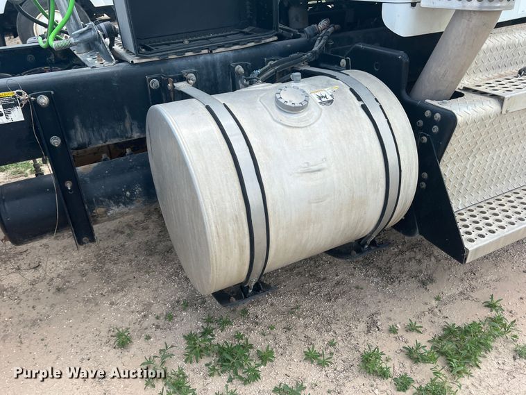 image for item DS8320 2011 Kenworth T800  semi truck