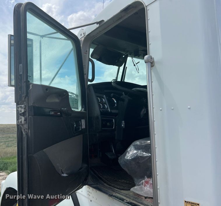 image for item DS8320 2011 Kenworth T800  semi truck