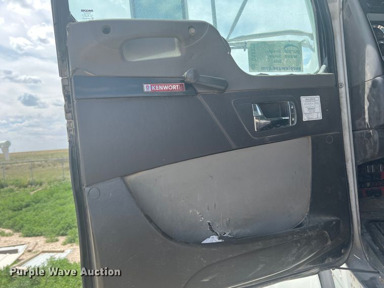 image for item DS8320 2011 Kenworth T800  semi truck