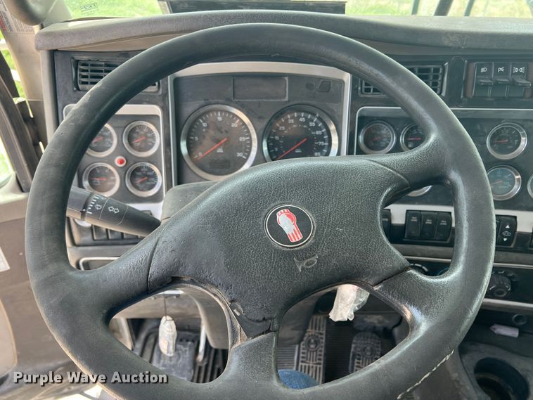 image for item DS8320 2011 Kenworth T800  semi truck