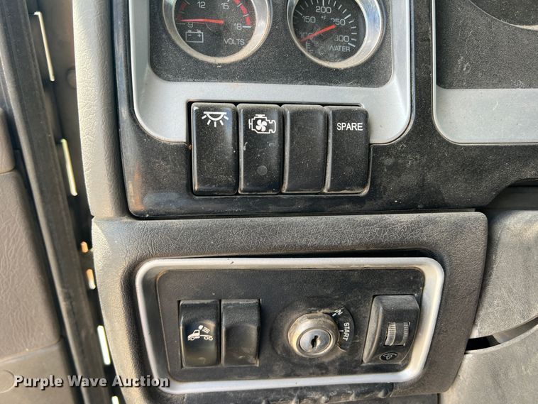 image for item DS8320 2011 Kenworth T800  semi truck