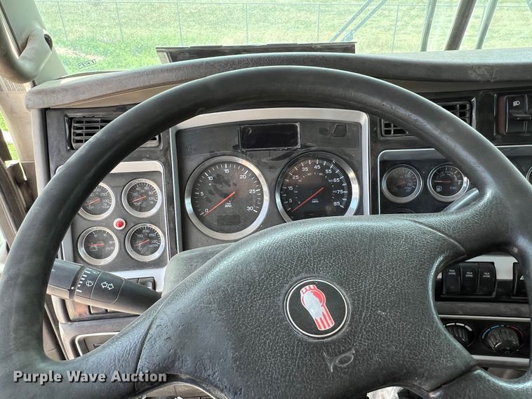 image for item DS8320 2011 Kenworth T800  semi truck