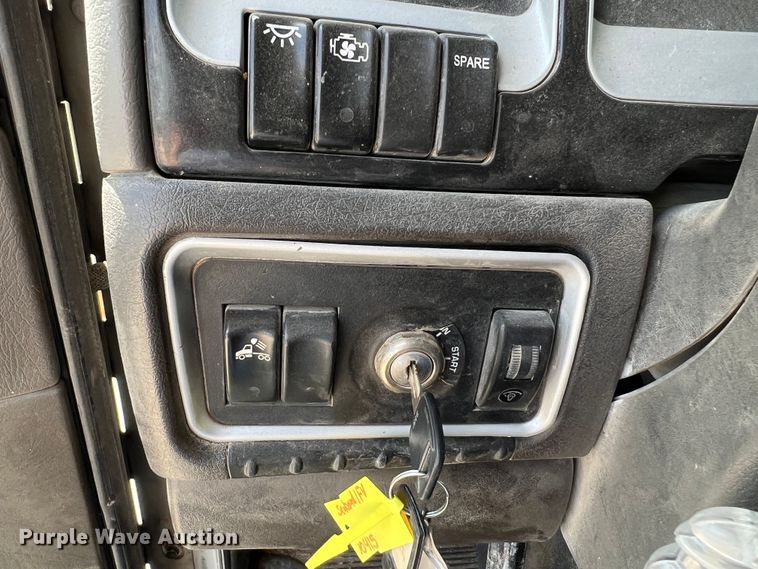 image for item DS8320 2011 Kenworth T800  semi truck