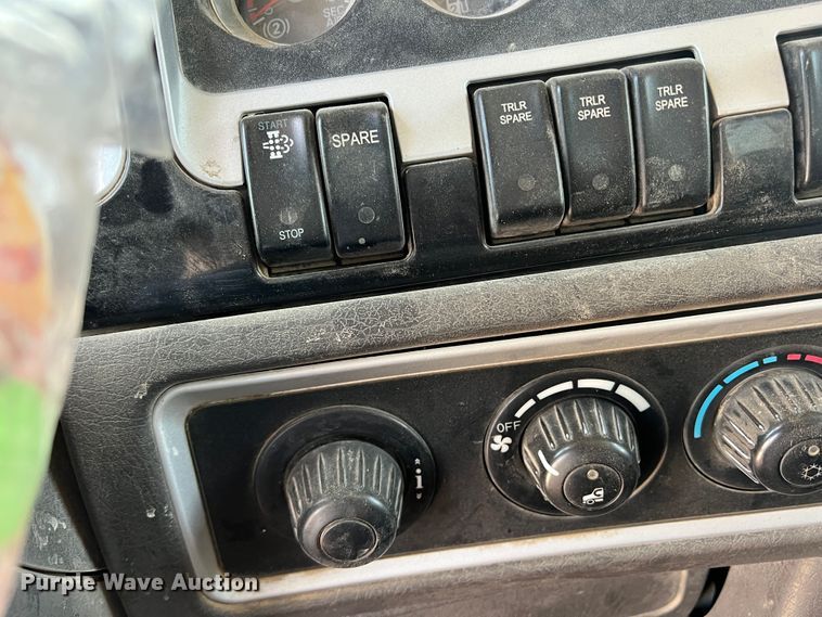 image for item DS8320 2011 Kenworth T800  semi truck