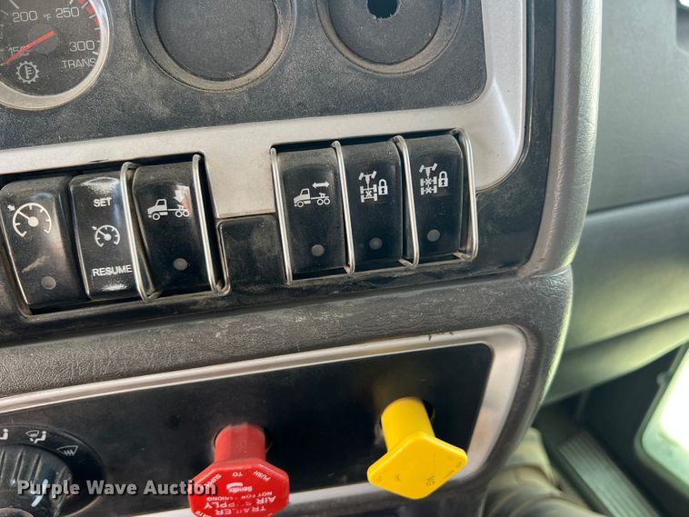 image for item DS8320 2011 Kenworth T800  semi truck