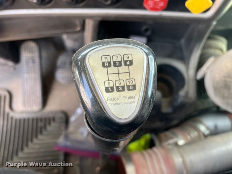 image for item DS8320 2011 Kenworth T800  semi truck