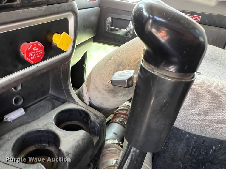 image for item DS8320 2011 Kenworth T800  semi truck