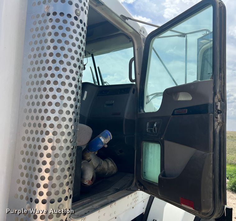 image for item DS8320 2011 Kenworth T800  semi truck