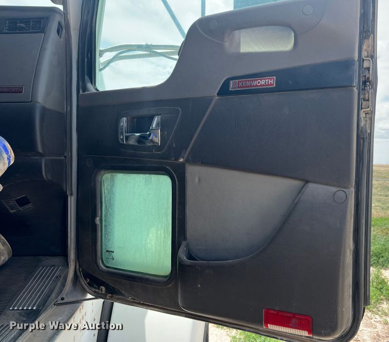 image for item DS8320 2011 Kenworth T800  semi truck