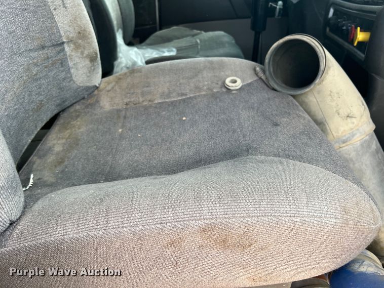 image for item DS8320 2011 Kenworth T800  semi truck