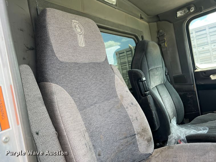 image for item DS8320 2011 Kenworth T800  semi truck